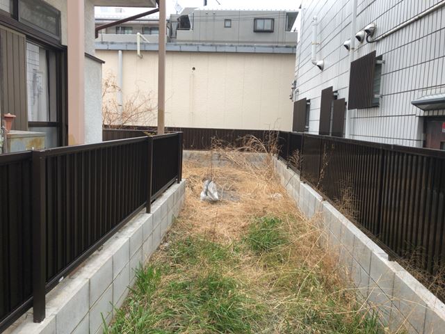 東京都練馬区石神井台の除草作業前の様子です。